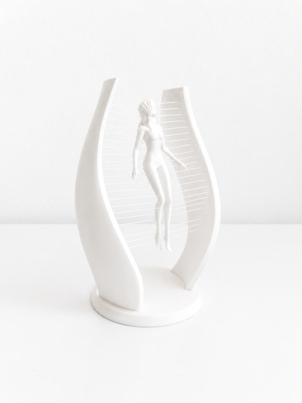 Statuetă Suspendată – Siluetă Feminină