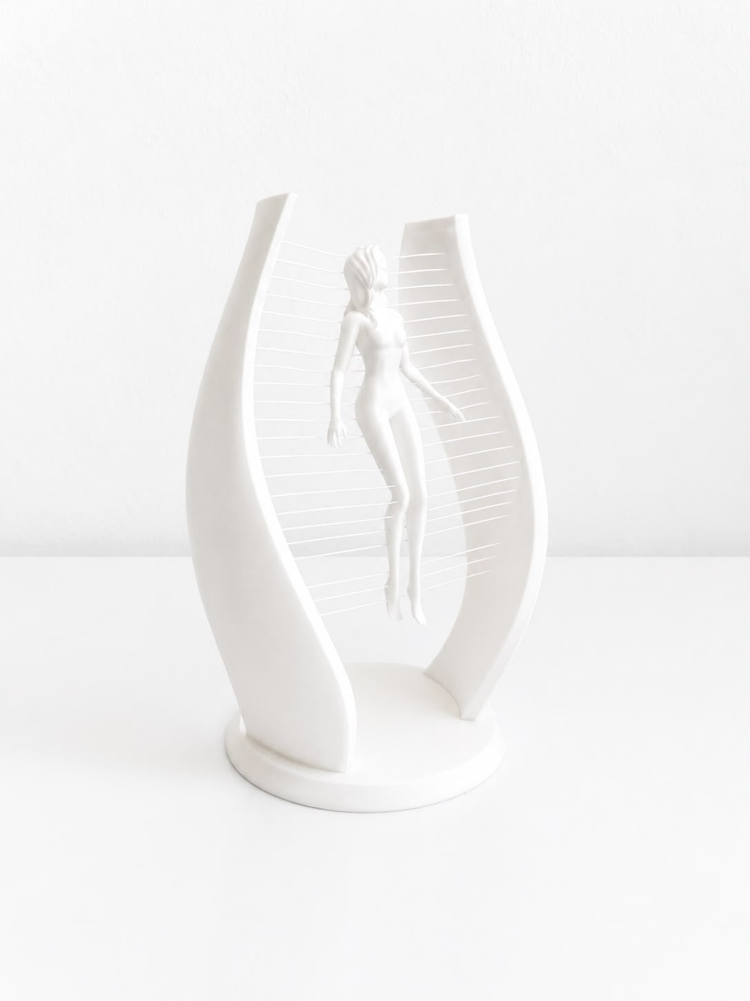 Statuetă Suspendată – Siluetă Feminină