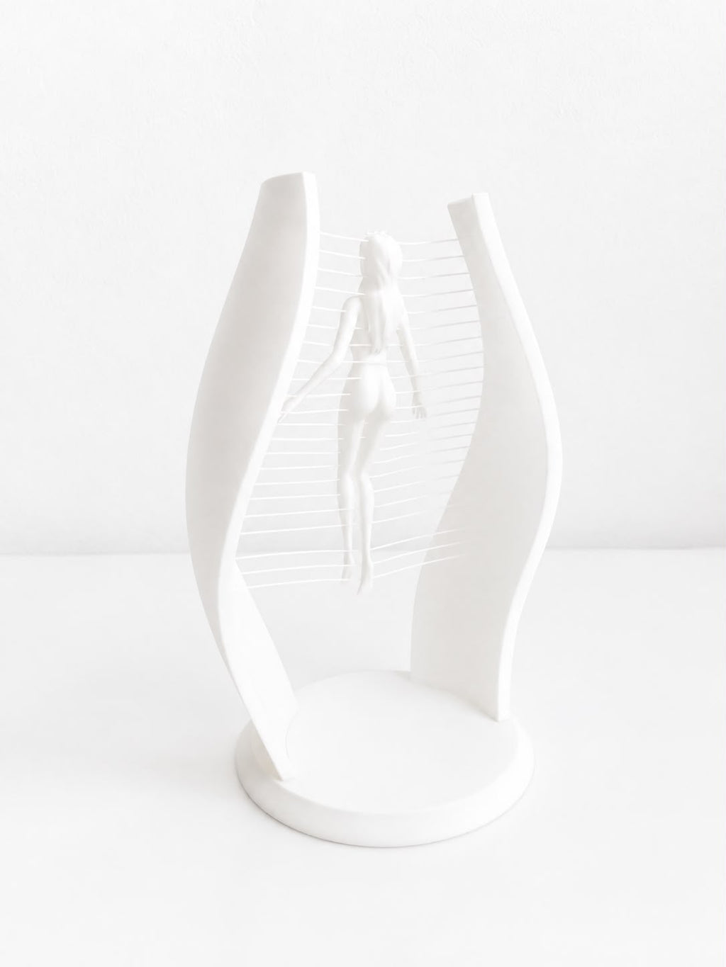 Statuetă Suspendată – Siluetă Feminină