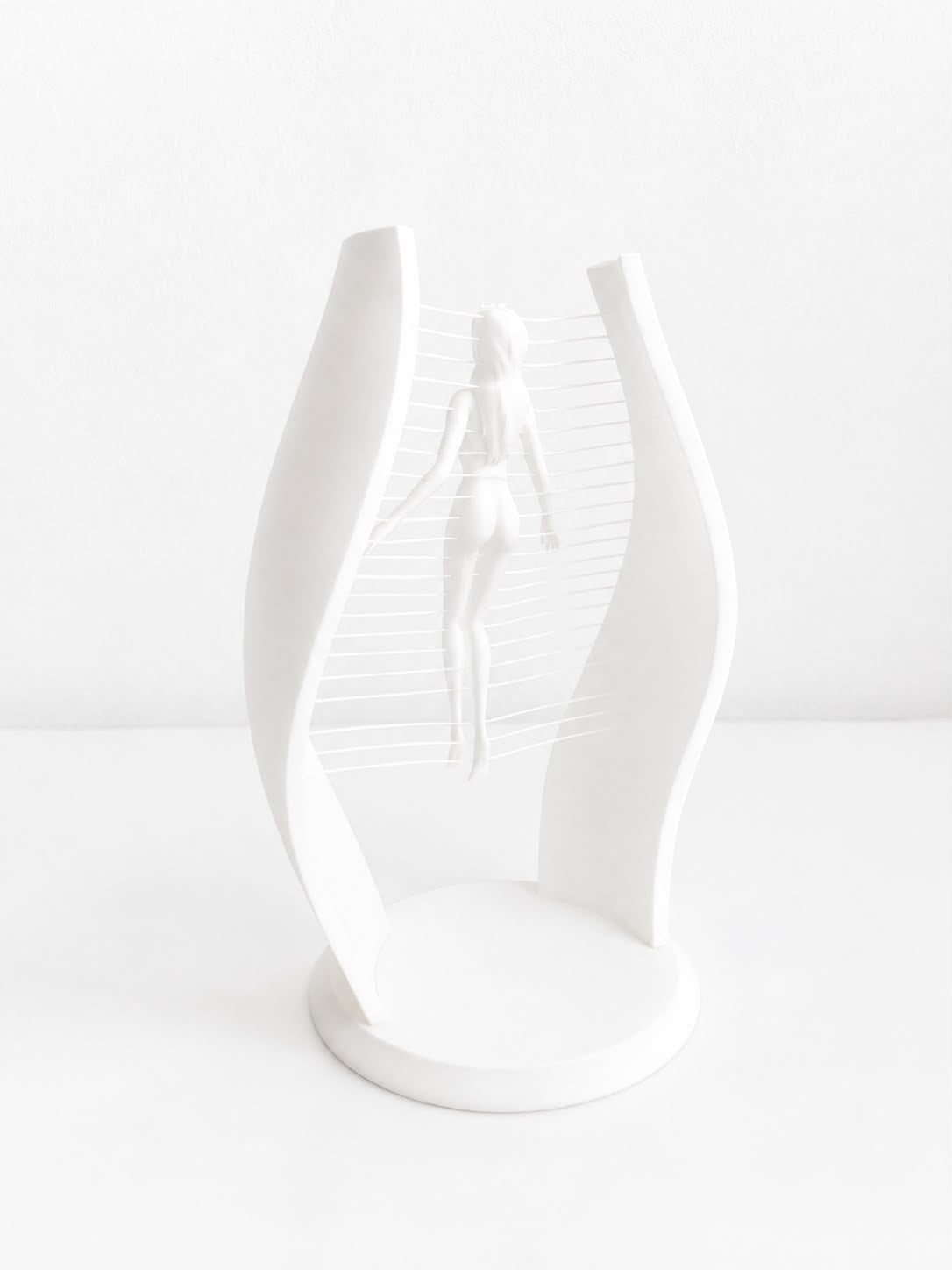 Statuetă Suspendată – Siluetă Feminină
