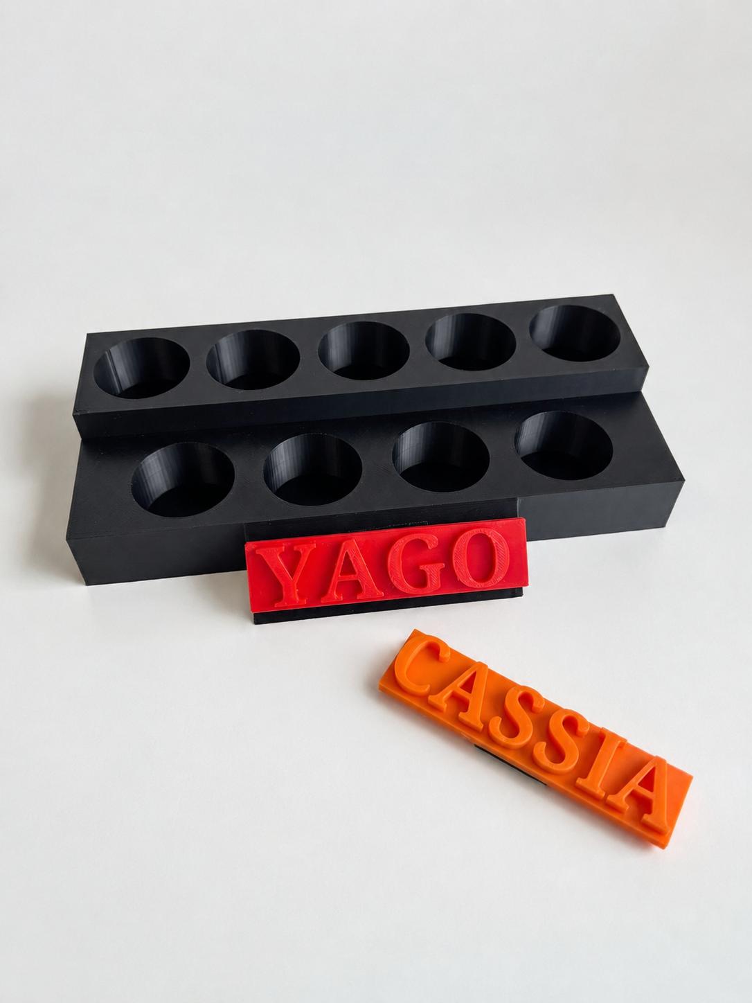 Plăcuță Personalizată cu Nume – pentru Suportul de 9 Uleiuri