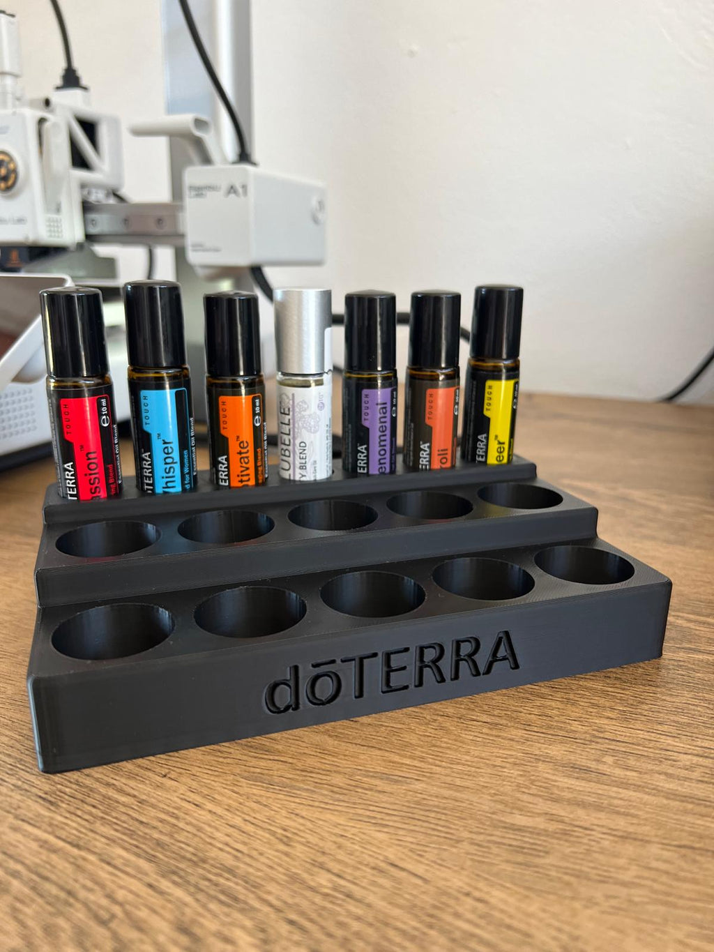 Suport Organizator pentru Uleiuri Esențiale – 17 Locașuri (10 x 15 ml + 7 x 10 ml)
