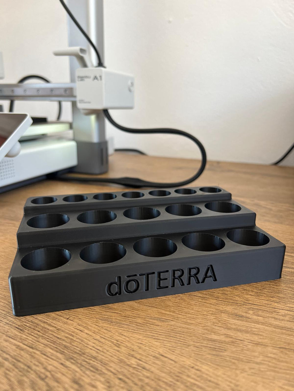 Suport Organizator pentru Uleiuri Esențiale – 17 Locașuri (10 x 15 ml + 7 x 10 ml)